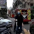 消防車救火擋路！婦人逼車、狂按喇叭又怒吼