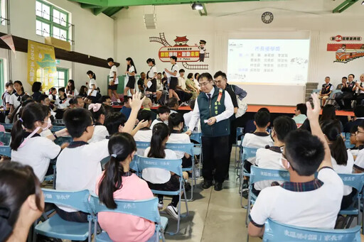 黃偉哲參加畢典撒禮物 網友:好像在餵魚