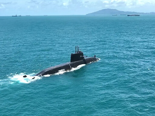 海鯤軍艦首次浮航海試順利完成