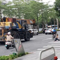 19歲女騎士遭吊車輾斃 母親趕派出所痛哭