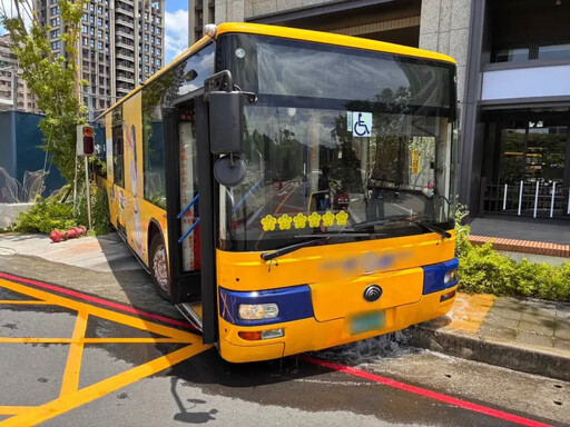 司機忘拉手煞車 公車開進人行道撞斷消防栓
