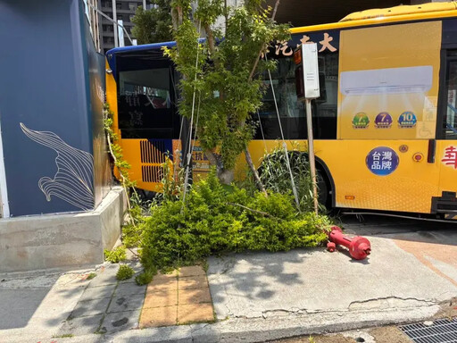 司機忘拉手煞車 公車開進人行道撞斷消防栓