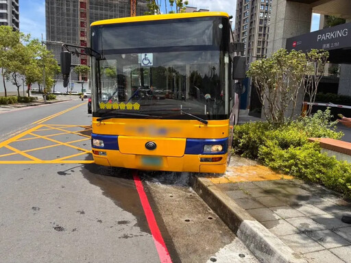 司機忘拉手煞車 公車開進人行道撞斷消防栓