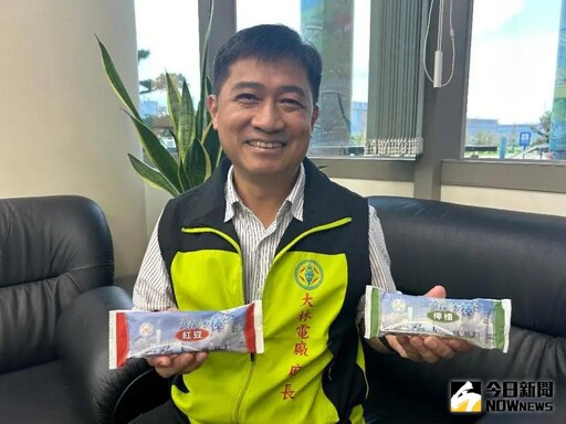 台電公司大林發電廠廠長洪貴忠賣力推銷冰棒