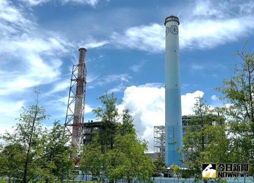 台電公司大林發電廠廠長洪貴忠賣力推銷冰棒