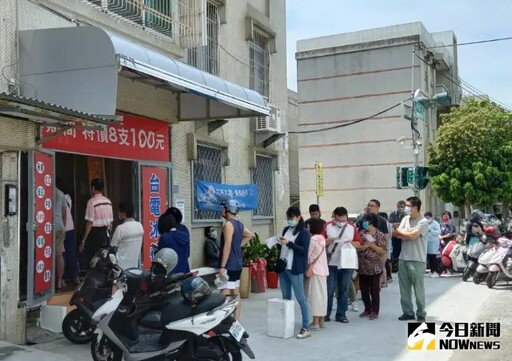 台電公司大林發電廠廠長洪貴忠賣力推銷冰棒