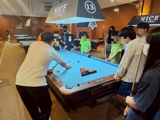 高市少年隊陪少年打撞球並宣導這事