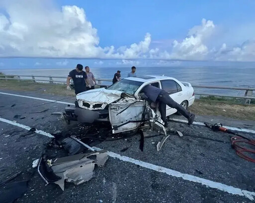 台11線長濱段車禍!小客車遭撞起火燃燒