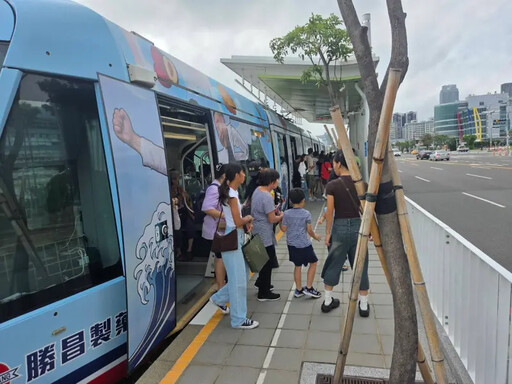 高雄輕軌今午後恢復行駛 搭乘人潮湧現