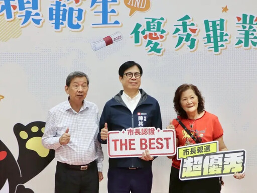 79歲國中畢業圓夢 獲選模範生與市長合影