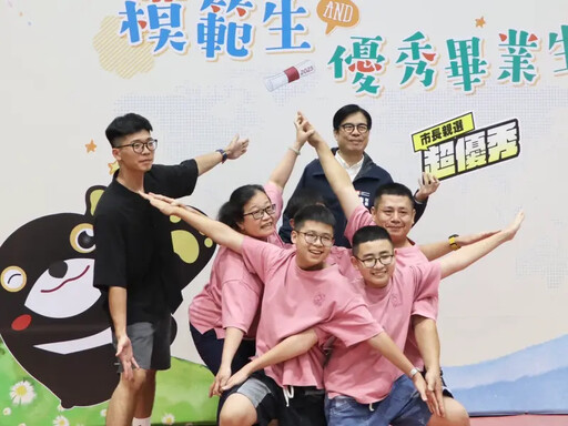 79歲國中畢業圓夢 獲選模範生與市長合影