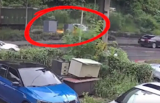 高雄大寮驚險車禍！轎車遭大貨車撞上分隔島