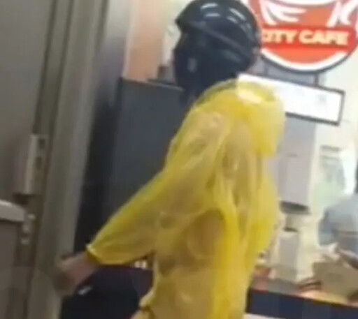 詭異！高雄男全裸只穿雨衣+黑面罩逛超商