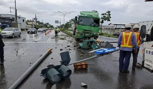 砂石車疑煞車失靈！撞斷紅綠燈釀2人受傷