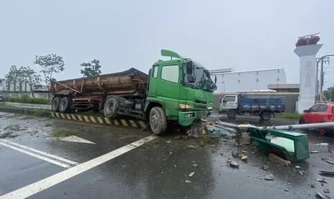 砂石車疑煞車失靈！撞斷紅綠燈釀2人受傷