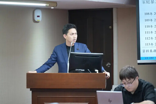 分隔島長菇 警察來拔 立委開酸:兼當園丁