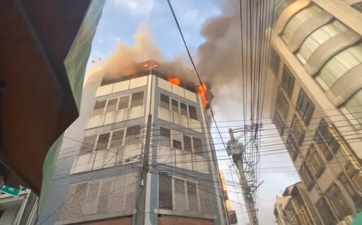 嘉義市區火警!東市場旁公寓頂樓冒濃煙火舌