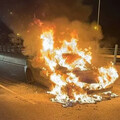 彰化火燒車意外！轎車突冒煙起火燒成骨架