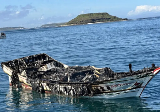 船長驚險跳海逃生!澎湖漁船燒到只剩船底
