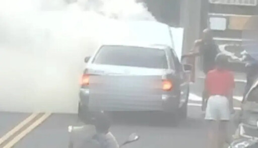賓士等紅燈火燒車 煤氣行員工怕爆燃急滅火