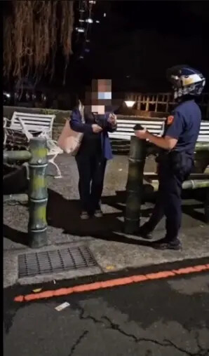 酷暑32度幼童困豪車 淡水警果斷破窗救援