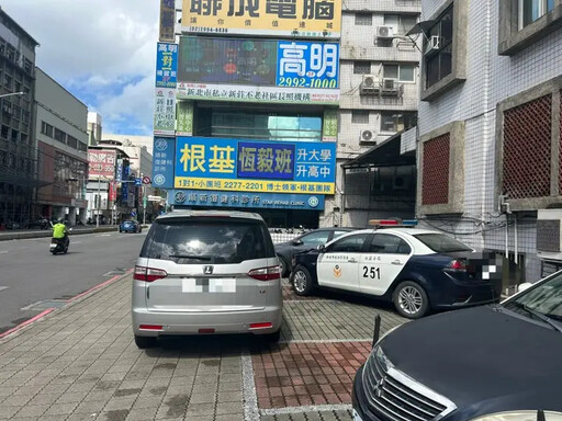 新莊分局門口車禍 撞傷2女駕駛稱不適