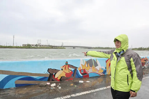 楊柳來襲 黃偉哲視察青鯤鯓等地防海水倒灌