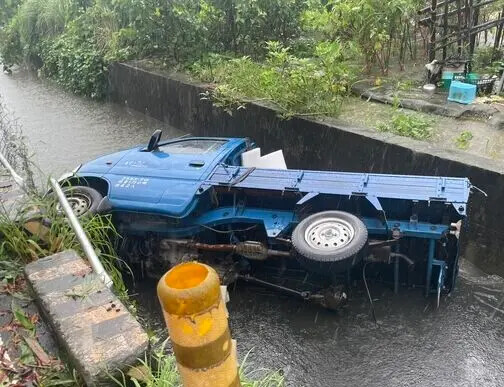 颱風天小心！高雄鳳山小貨車閃樹枝墜溝