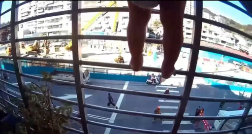尿布童掛鐵窗險墜 警破門時母竟還在睡覺