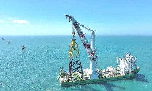 台船環海完成海龍離岸風場套管水下基礎安裝