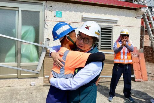 風災屋頂修繕 黃偉哲陪北門受災戶災後復建