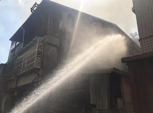 新北三重火警!公寓頂加失火 消防破門搶救