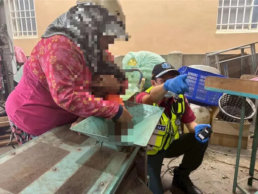 屏東5歲童手卡檳榔剝鬚機 中指無名指變形