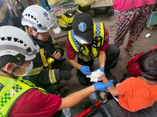屏東5歲童手卡檳榔剝鬚機 中指無名指變形