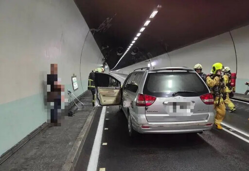 雪山休旅車引擎突冒白煙 66歲駕駛棄車逃生