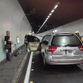 雪山休旅車引擎突冒白煙 66歲駕駛棄車逃生