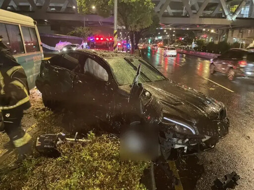 賓士飛車猛撞專車 女司機骨折獲救