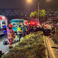 賓士飛車猛撞專車 女司機骨折獲救