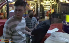 舉頭三尺有神明 媽祖廟前面交贓款遭逮