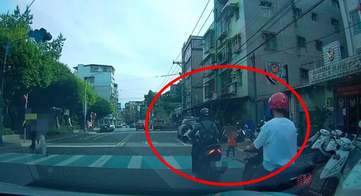 母子過斑馬線機車突竄出 急忙後跳逃過一劫