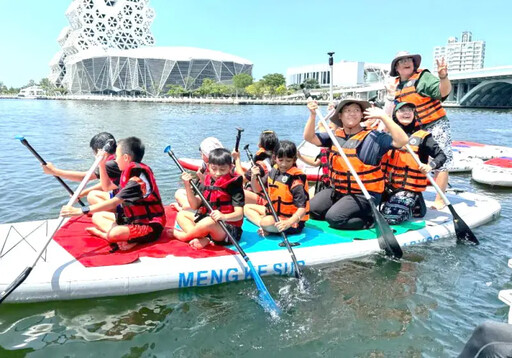 高雄市海洋局安排原鄉學童到愛河灣親近海洋