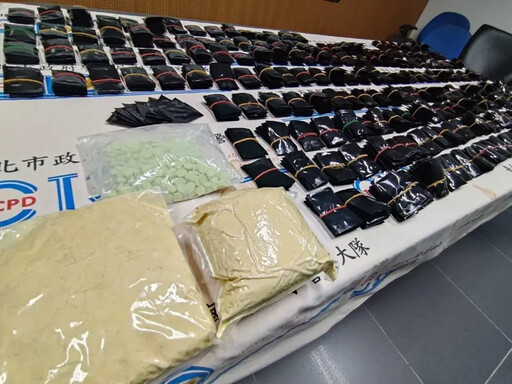 25歲男社子島藏500萬毒品！滿桌證物超震撼
