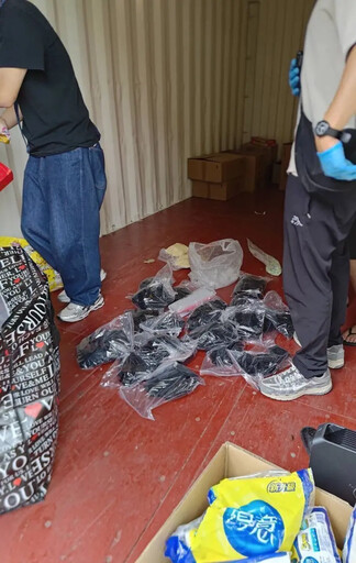 25歲男社子島藏500萬毒品！滿桌證物超震撼