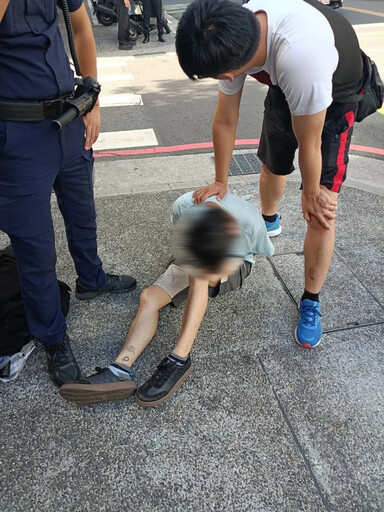 新北男掏電擊棒襲警偷車!遭警民壓制畫面曝