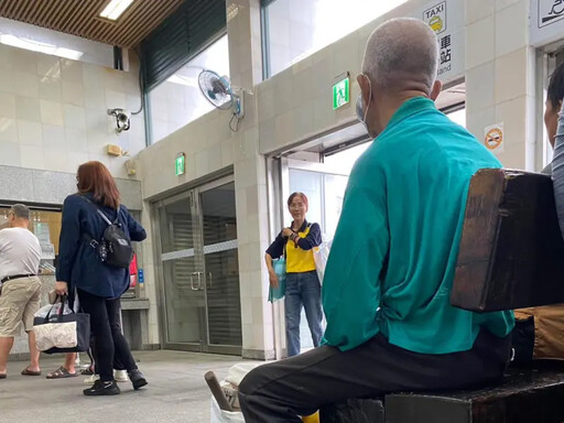 90歲阿公獨赴花蓮救災！等車背影10萬網看哭