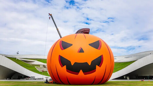 高雄萬聖節22公尺大南瓜充氣測試搶先亮相!