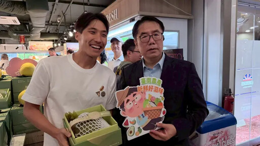 黃偉哲快閃新加坡推洋香瓜與大白柚