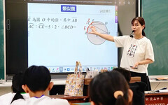 高市三級學校班班配備大型觸控螢幕