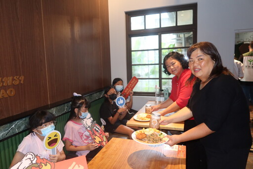 施姓姊妹回饋家扶捐款助學 招待孩子享泰式料理