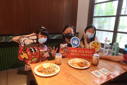 施姓姊妹回饋家扶捐款助學 招待孩子享泰式料理